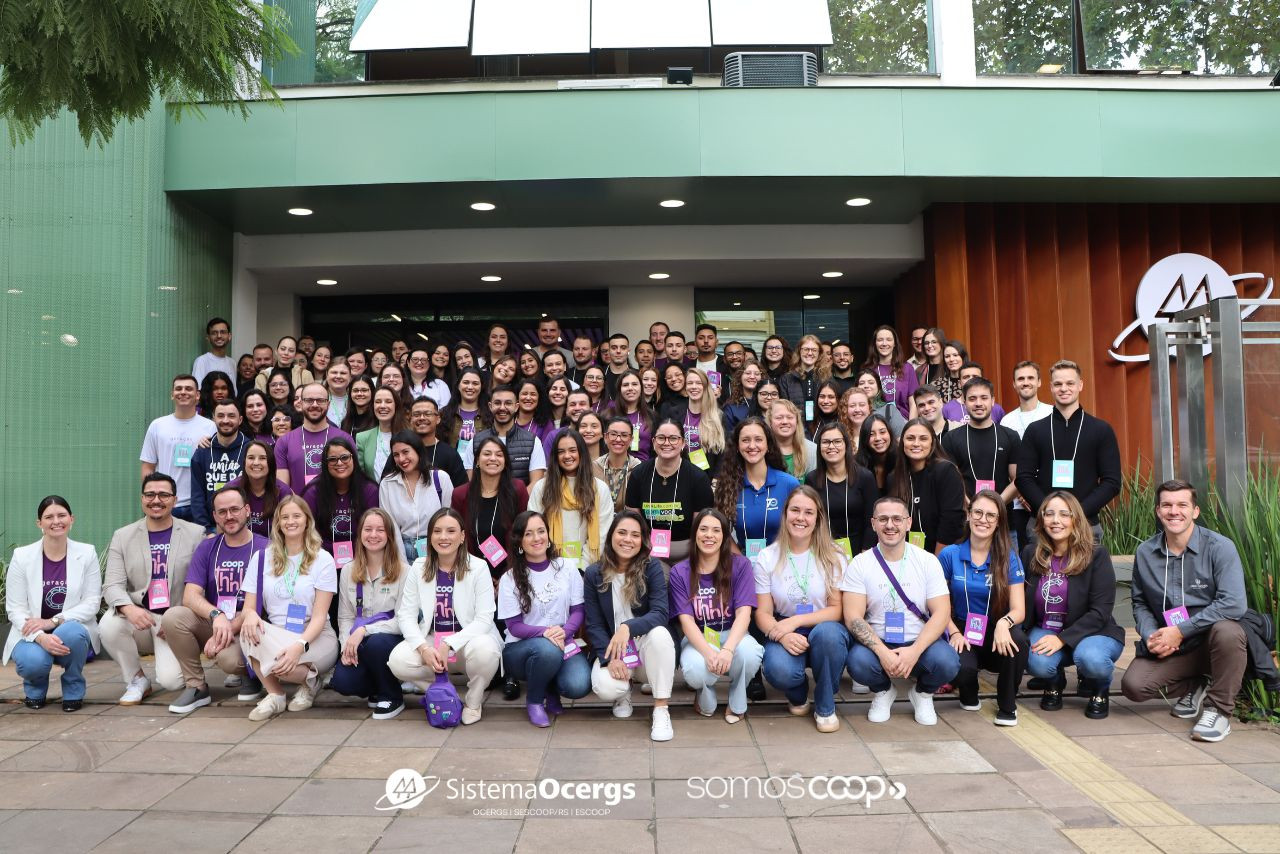 Crédito: Sistema Ocergs Jovens cooperativistas reunidos em frente à Casa do Cooperativismo em Porto Alegre, a sede do Sistema Ocergs, para o Coop Think.