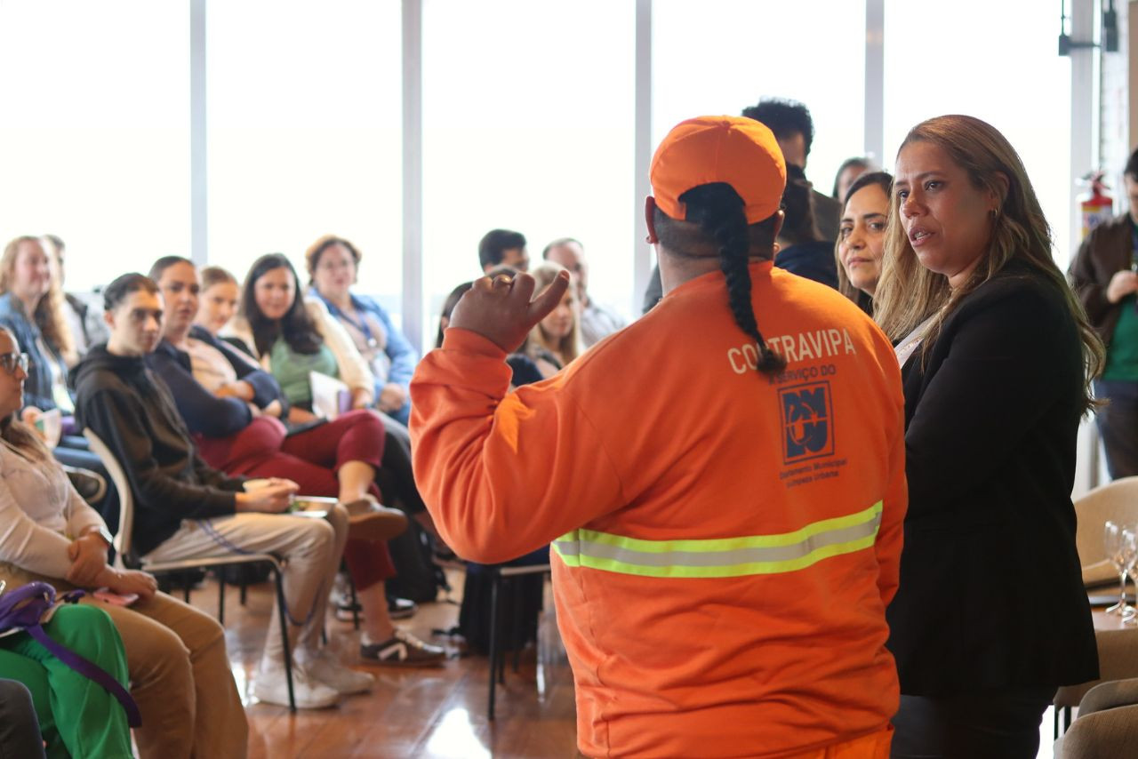 Sistema Ocergs Participantes do Talk Coop acompanham depoimento de cooperado da Cootravipa, em Porto Alegre, durante visita técnica promovida pelo Sistema Ocergs.