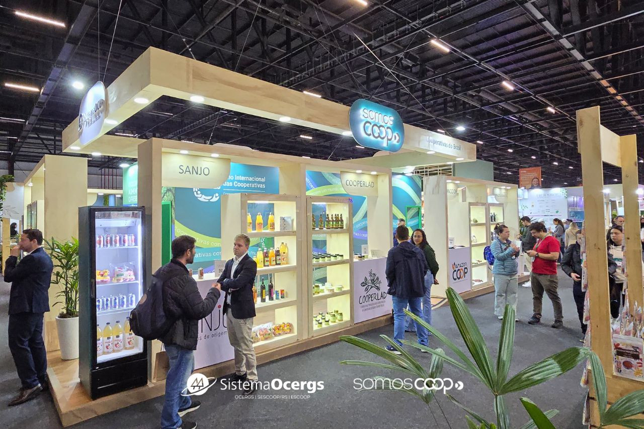 Sistema OCB Estande institucional SomosCoop na Naturaltech 2025 exibe produtos de diversas cooperativas brasileiras, com grande movimentação de visitantes no espaço.