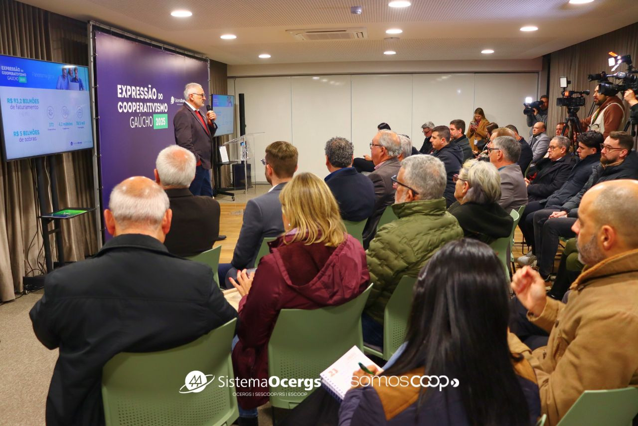  Imprensa e conselheiros representantes dos ramos do cooperativismo acompanham o lançamento do Expressão do Cooperativismo Gaúcho 2025. Ao centro, o presidente do Sistema Ocergs.
