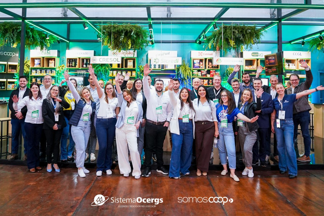 Profissionais de vendas, negócios, comunicação e marketing das cooperativas gaúchas reunidos em frente ao estande multicooperativo do Sistema Ocergs na Expoagas.