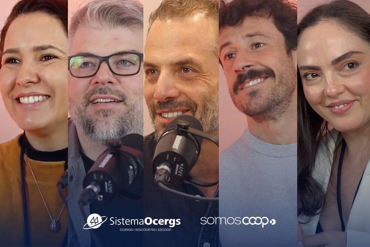 Imagem de cinco participantes sorrindo durante gravação do PodCoop, com microfones à frente, destacando a identidade visual do Sistema Ocergs e do movimento SomosCoop.