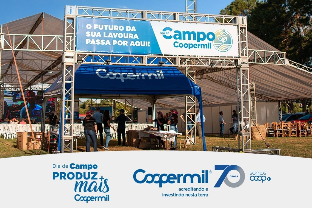 Banner promocional do Dia de Campo Coopermil, destacando a produtividade agrícola para 2025. O evento ocorre de 11 a 13 de fevereiro às 17h. A estrutura no local inclui tendas, estandes e área para palestras, com presença de visitantes.