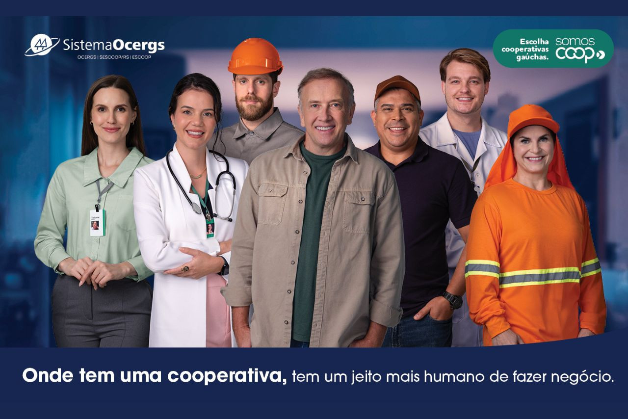 Banner institucional da campanha &quot;Onde tem uma cooperativa&quot;, com uma diversidade de profissionais dentro de uma casa, demonstrando como o cooperativismo faz parte da vida das pessoas.