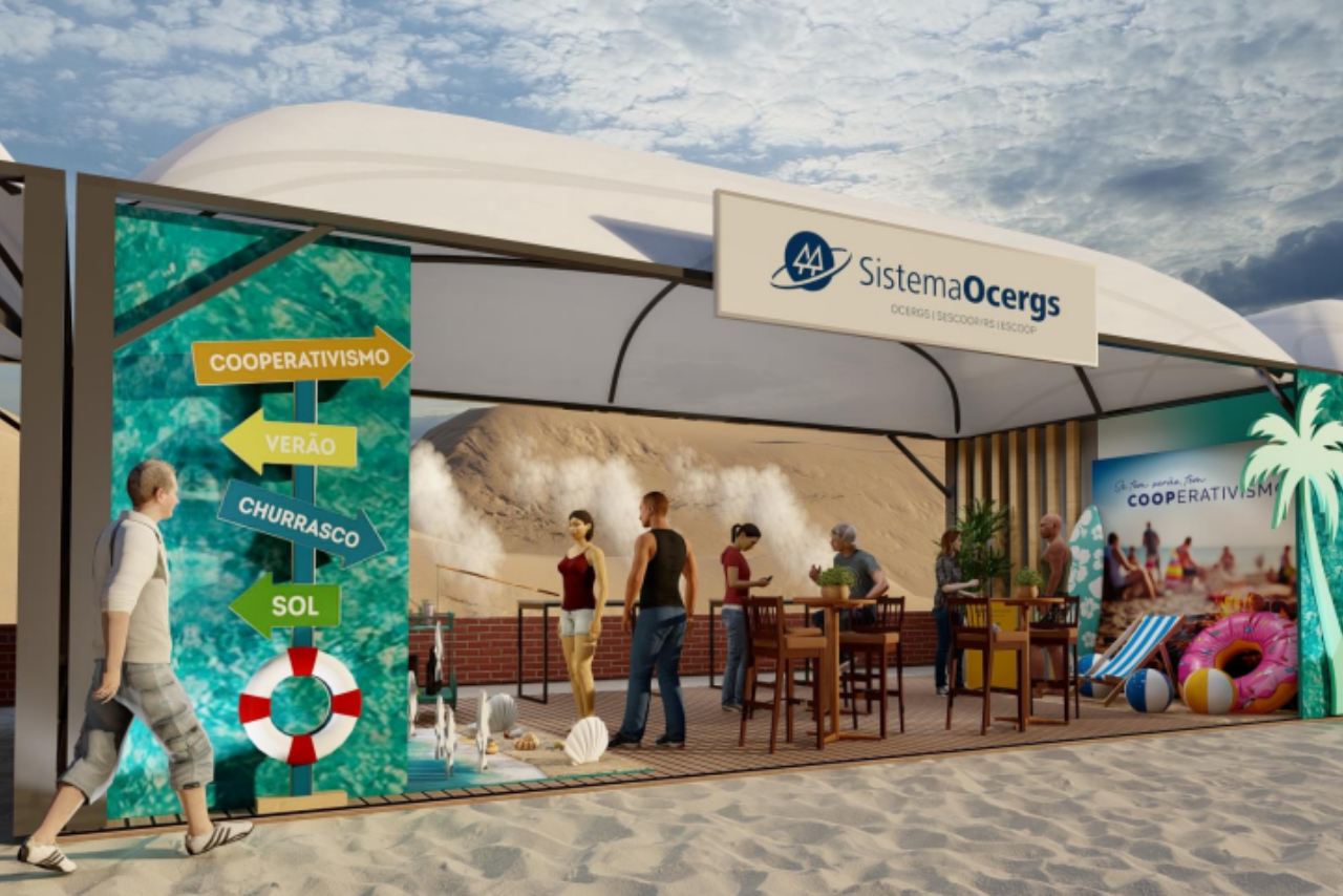 ssa imagem mostra um estande do Sistema Ocergs em um ambiente praiano. O estande tem uma temática de verão, com decoração que remete à praia, incluindo boias, pranchas, conchas e cadeiras de descanso. Há uma placa colorida com setas apontando para diferentes direções e palavras como &quot;Cooperativismo&quot;, &quot;Verão&quot;, &quot;Churrasco&quot; e &quot;Sol&quot;. Pessoas interagem dentro e ao redor do espaço, que conta com mesas altas e decoração tropical, como plantas e abacaxis. Ao fundo, há um banner com a frase &quot;Se tem verão, tem cooperativismo&quot; e imagens de uma praia movimentada.